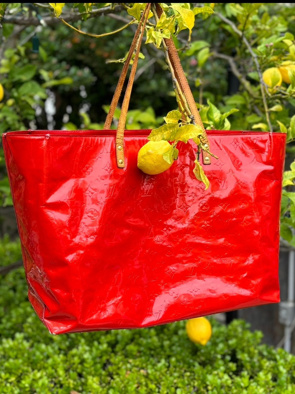 LOUIS VUITTON
RED MONOGRAM VERNIS
READE GM Tote Oversized Patent Leather